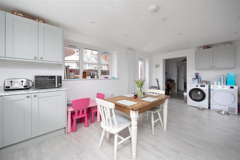 19 Newleaze, Steeple Ashton, Trowbridge, BA14 6EF