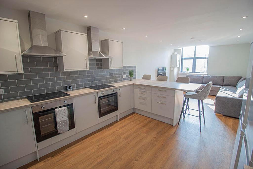 A modern kitchen featuring sleek cabinetry, sta...