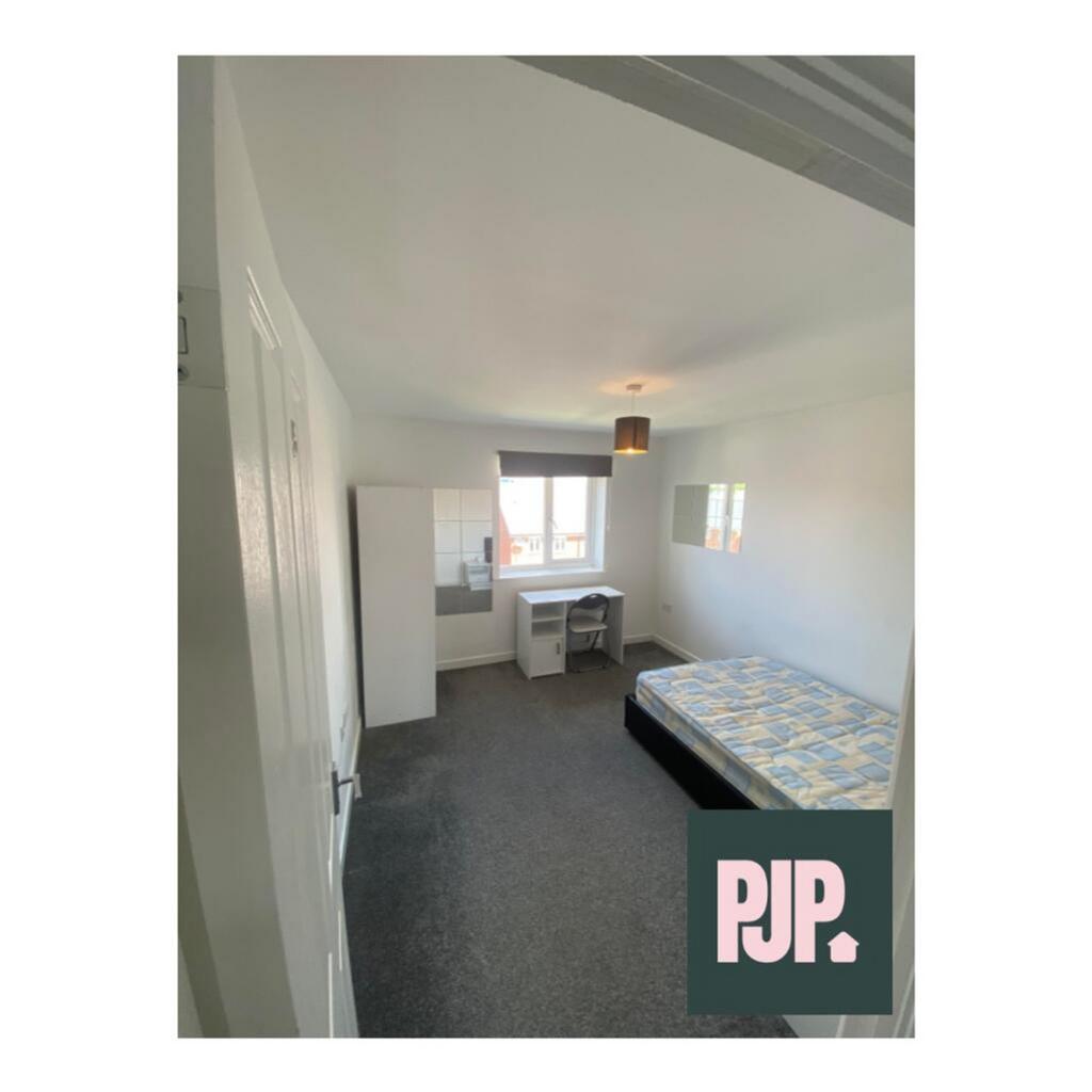 This inviting double bedroom features ample nat...