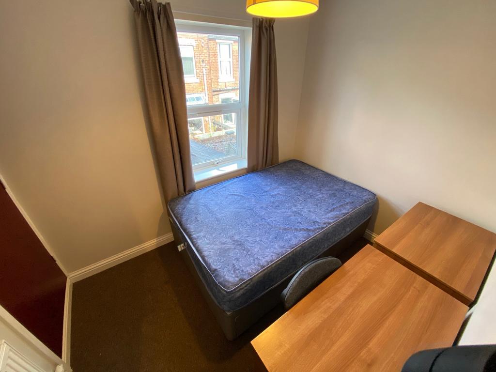 This inviting double bedroom features ample nat...