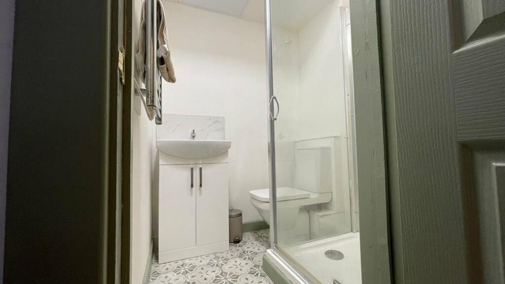 A modern and clean bathroom featuring a spaciou...