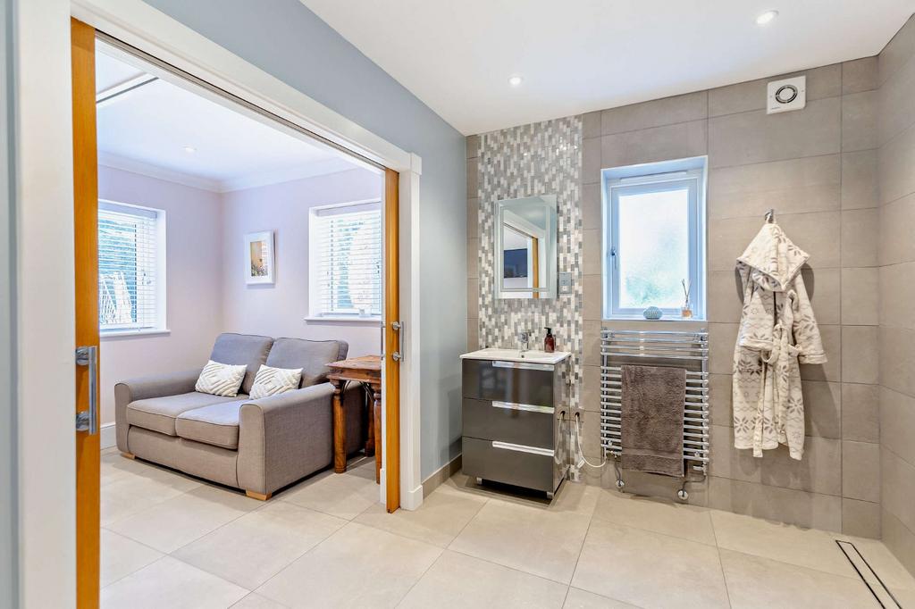 Ground Flr Shower