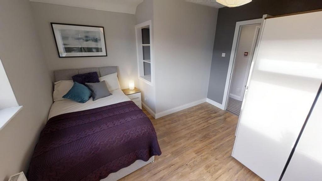 A cozy double bedroom featuring stylish decor, ...