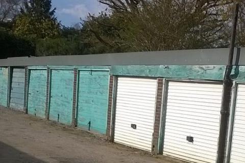 Garage to rent, Gerrards Close, London N14