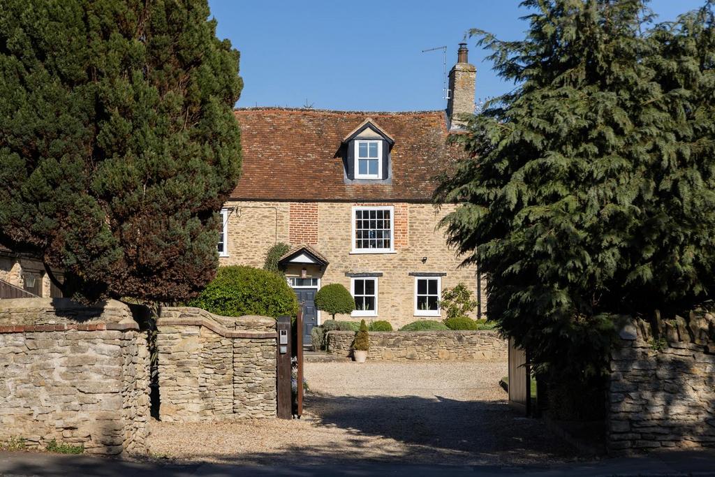 GRANTHAM HOUSE APPROACH.jpg