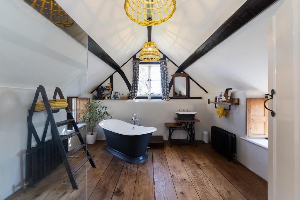 EN-SUITE BATHROOM.jpg