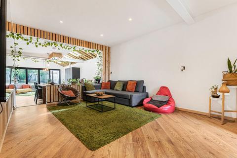 3 bedroom terraced house to rent, Chandos Road, London E15
