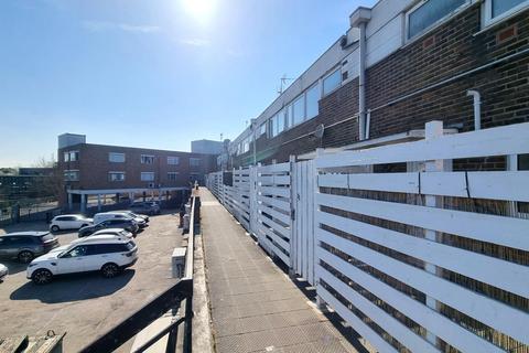 3 bedroom flat to rent, Runwell Road, Wickford