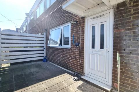 3 bedroom flat to rent, Runwell Road, Wickford