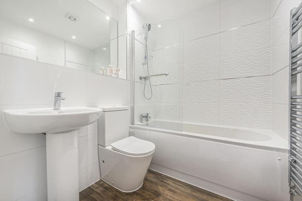 This elegant bathroom suite features a modern d...