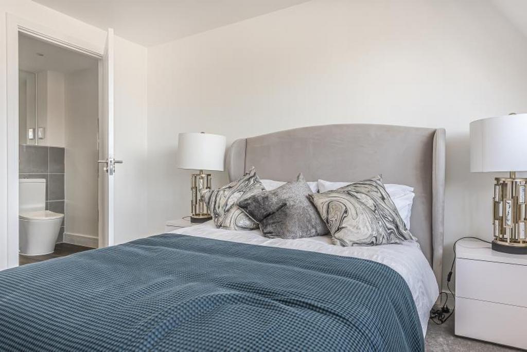 This charming double bedroom features a comfort...