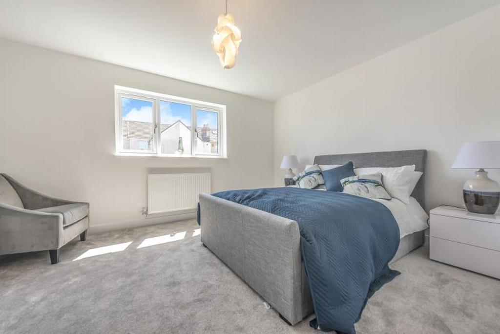 This beautifully designed double bedroom featur...