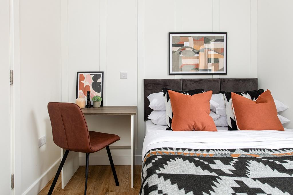This beautifully designed double bedroom featur...