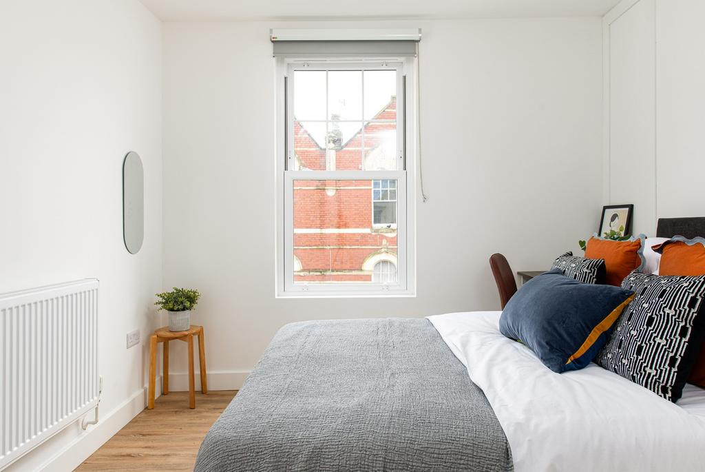 This inviting double bedroom features stylish d...