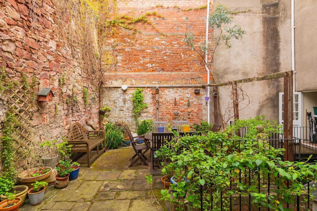 GF5 FDSHS - Communal Garden E.jpg
