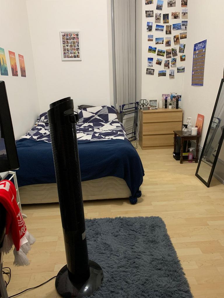 A cozy and inviting double bedroom with a comfo...