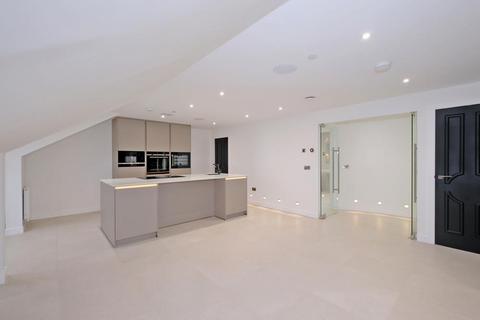 2 bedroom flat to rent, North Silver Street, Top FLoor, Aberdeen, AB10