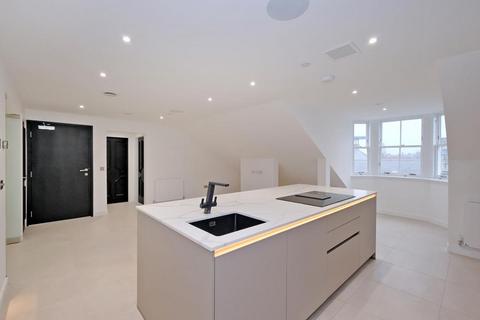2 bedroom flat to rent, North Silver Street, Top FLoor, Aberdeen, AB10
