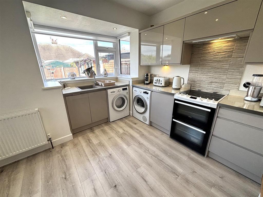 Kitchen 4.jpeg