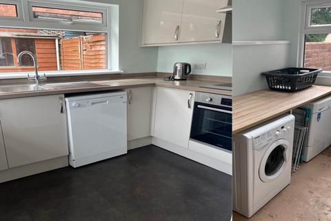 1 bedroom in a house share to rent, Magdalen Road*rooms, Exeter EX2