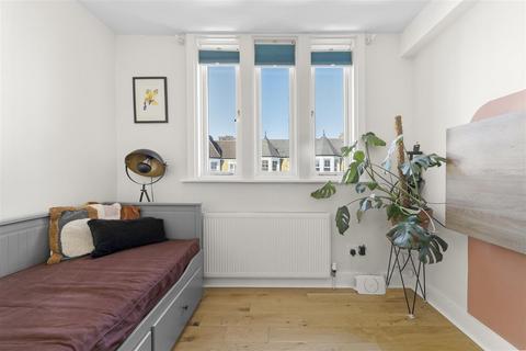 2 bedroom flat for sale, Kyverdale Road, London