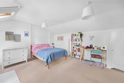3 bedroom flat for sale, Alkham Road, London