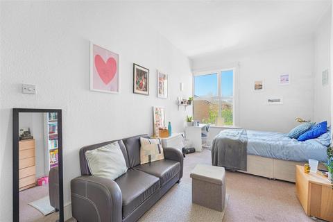 3 bedroom flat for sale, Alkham Road, London