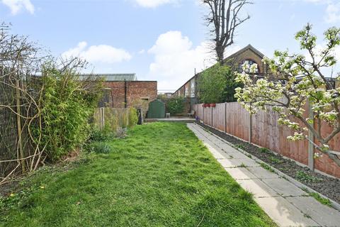 3 bedroom flat for sale, Dunsmure Road, London
