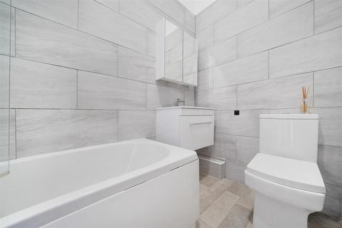 3 bedroom flat for sale, Dunsmure Road, London