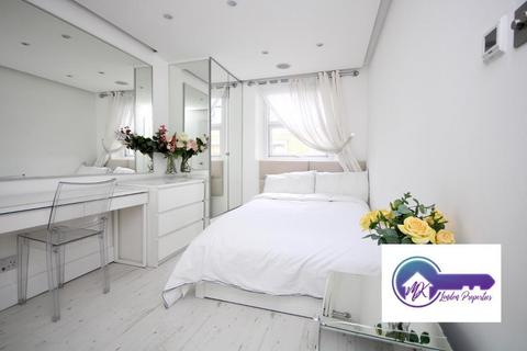 1 bedroom in a flat share to rent, London W2