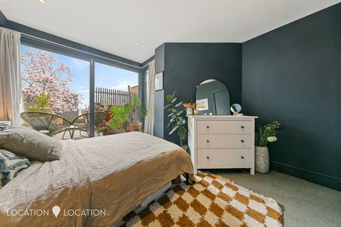 2 bedroom flat for sale, Mount Pleasant Lane, London, E5