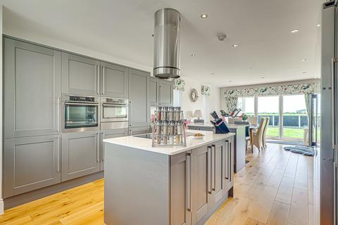 4 bedroom detached house for sale, Little Wakering Road, Southend-on-sea, SS3