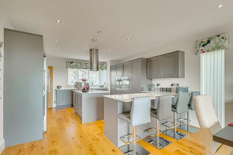4 bedroom detached house for sale, Little Wakering Road, Southend-on-sea, SS3