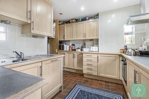 3 bedroom flat for sale, Bramford Court, Southgate, London, N14