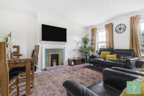 3 bedroom flat for sale, Bramford Court, Southgate, London, N14