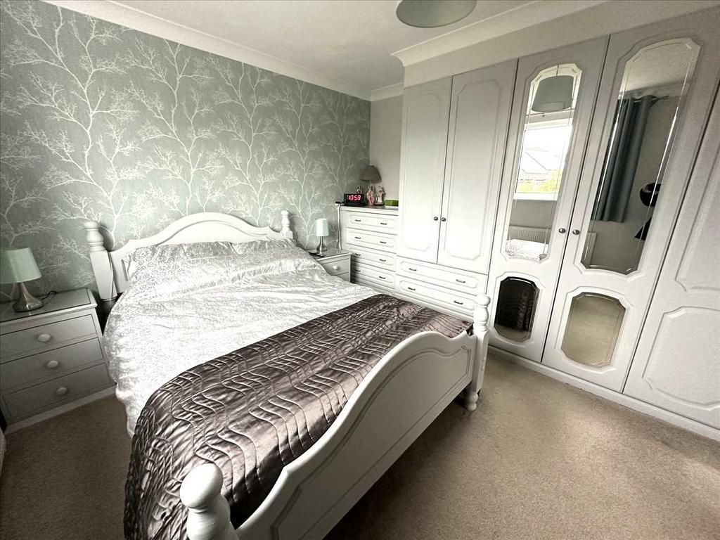 Bedroom (rear)