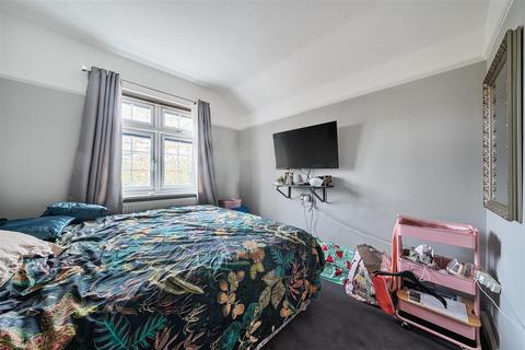 2 South Bank Terrace, Surbiton, KT6 6DG