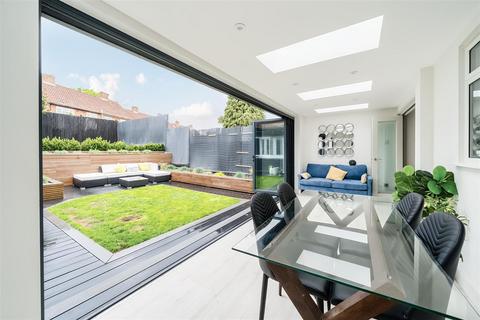 8 Cox Lane, Chessington, KT9 1DE