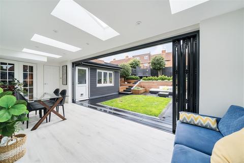 8 Cox Lane, Chessington, KT9 1DE