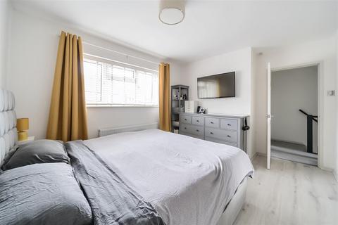 8 Cox Lane, Chessington, KT9 1DE