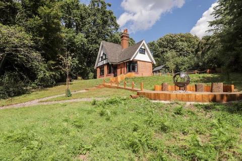 3 bedroom detached house to rent, Baldwins Hill, Loughton, Essex