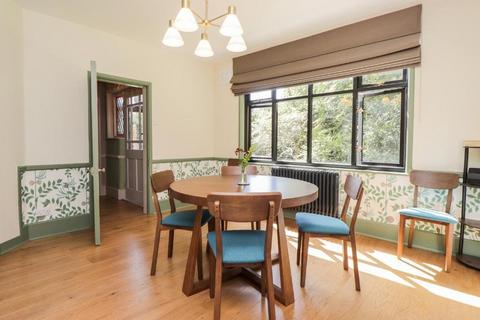 3 bedroom detached house to rent, Baldwins Hill, Loughton, Essex