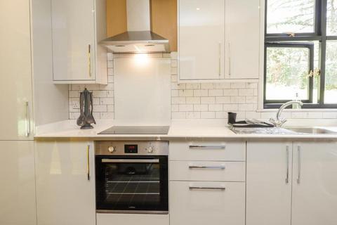 3 bedroom detached house to rent, Baldwins Hill, Loughton, Essex