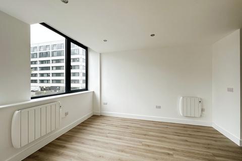 Studio to rent, Talbot Road, Old Trafford, M16