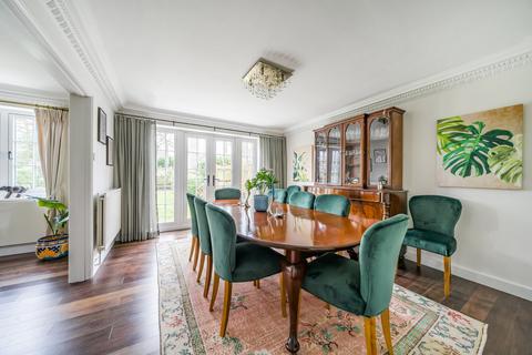 Petworth, 4 Squirrel Keep, West Byfleet, KT14 6PD