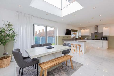 4 bedroom end of terrace house for sale, Cippenham Lane, Slough
