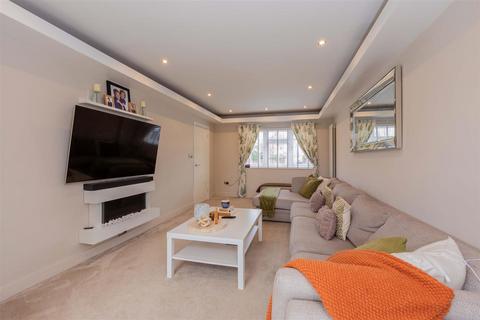 4 bedroom end of terrace house for sale, Cippenham Lane, Slough