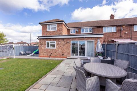 4 bedroom end of terrace house for sale, Cippenham Lane, Slough