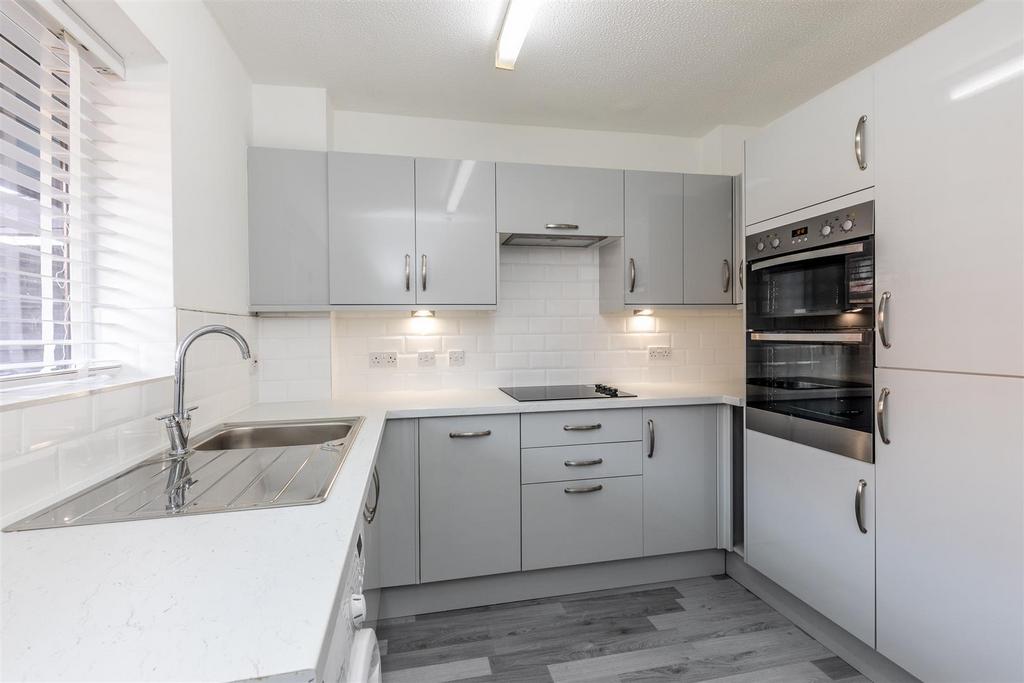 Courville Close, Alveston Kitchen 2.jpg