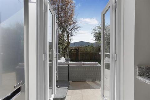 18 Goddard Place, London, N19 5GS